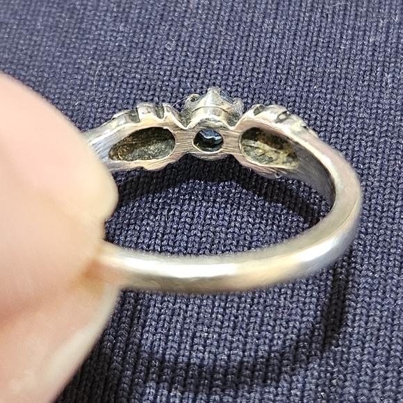 Vintage Sterling Silver and Blue Topaz Leaf Ring - Picture 4 of 9